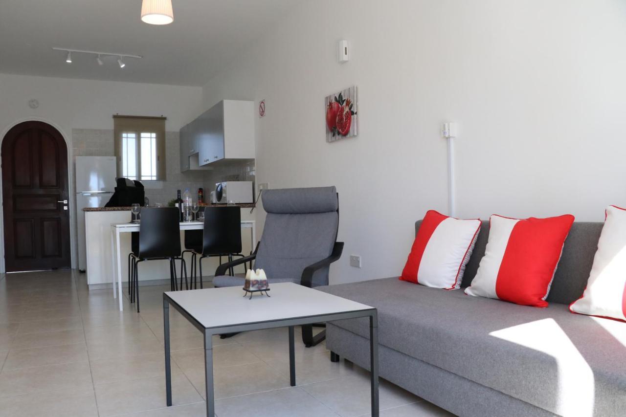 Cyking 2 Bed Apartment With Pool & 10 Min To Beach Paphos ภายนอก รูปภาพ