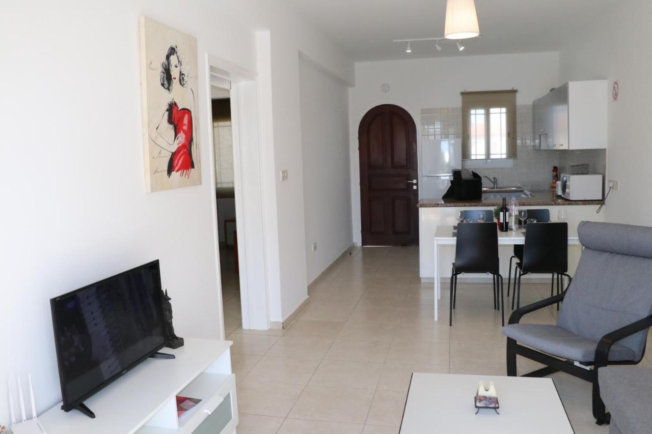 Cyking 2 Bed Apartment With Pool & 10 Min To Beach Paphos ภายนอก รูปภาพ